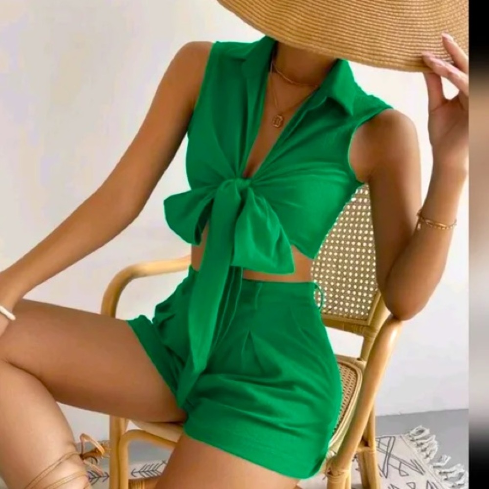 Tie Front Crop Top & Plicated Detail Shorts SHEIN XS Kelly Green Set